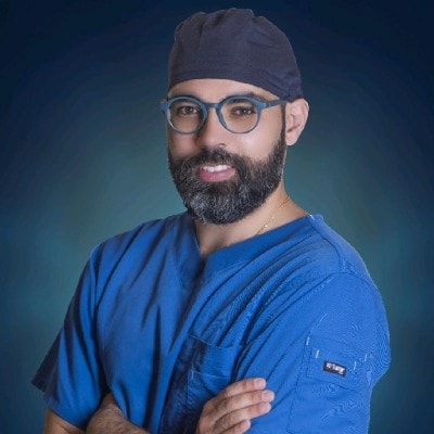 Portrait du Dr Marouene Bel Hadj Hassine en tenue de bloc opératoire